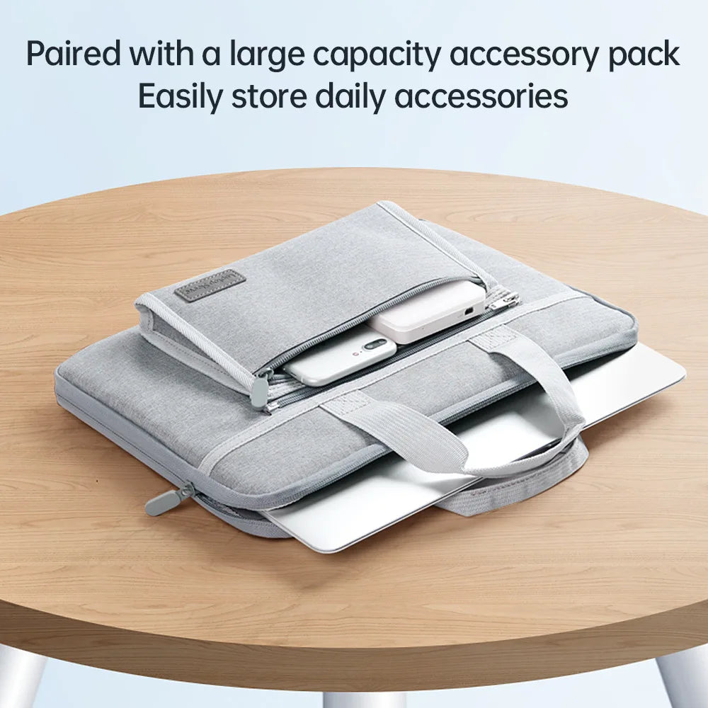 Une housse d'ordinateur avec mini housse pour accessoires