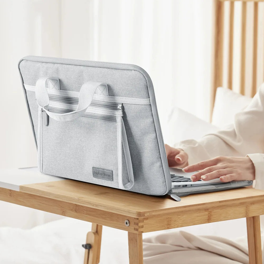 Une housse pour ordinateur portable sur une table en bois