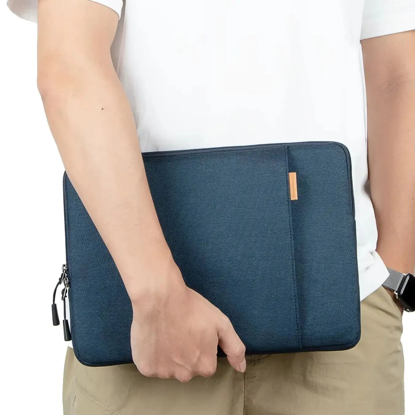 Pochette ordinateur bleu tenir par un homme