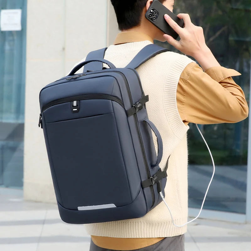 Sac à dos ordinateur porté par monsieur