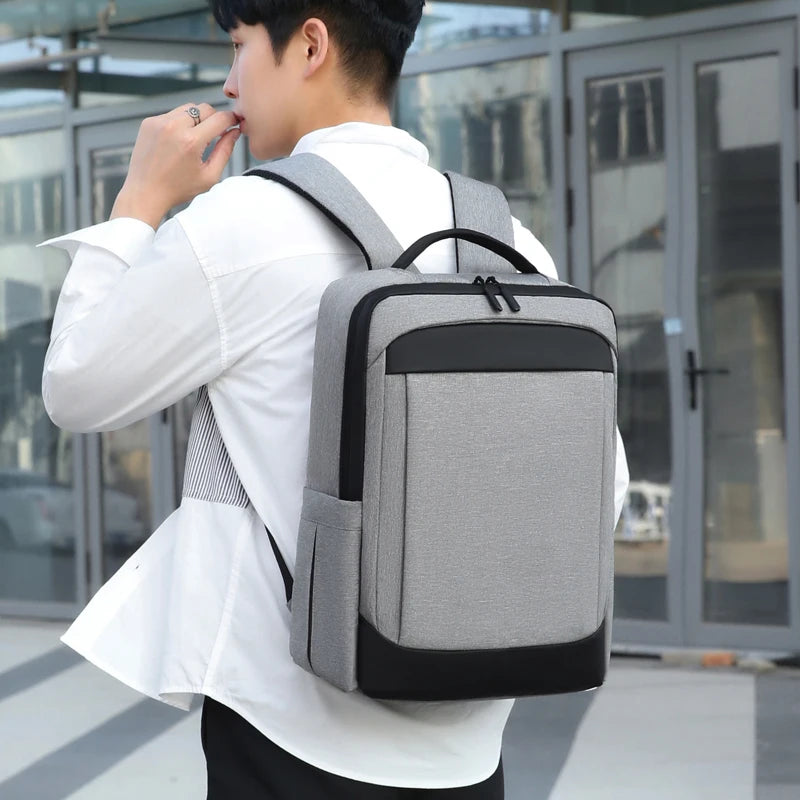 Chinois portant sac à dos ordinateur