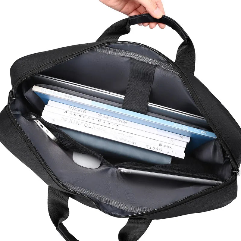 Sac ordinateur ouvert et remplit
