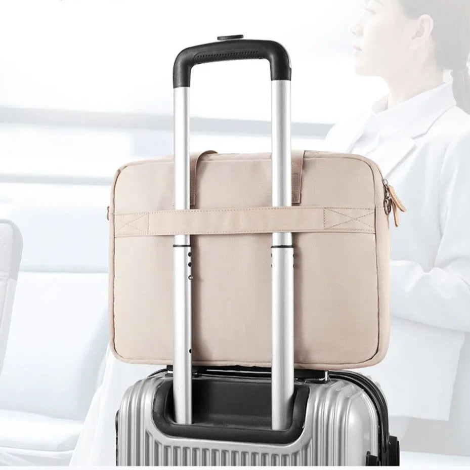 Sacoche pour femme sur une valise