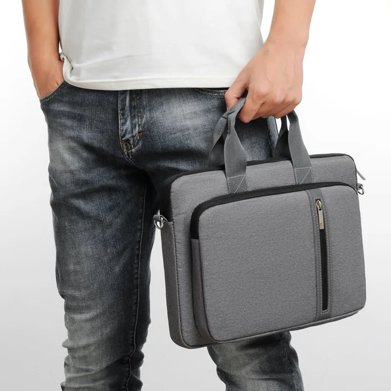 Sacoche ordinateur tenu par homme