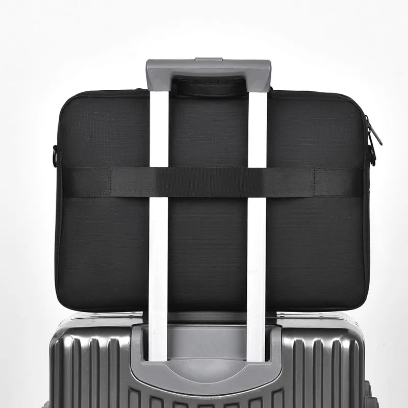 Sacoche-ordinateur-sur-valise