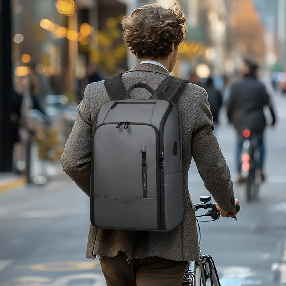 Homme qui porte sac à dos ordinateur