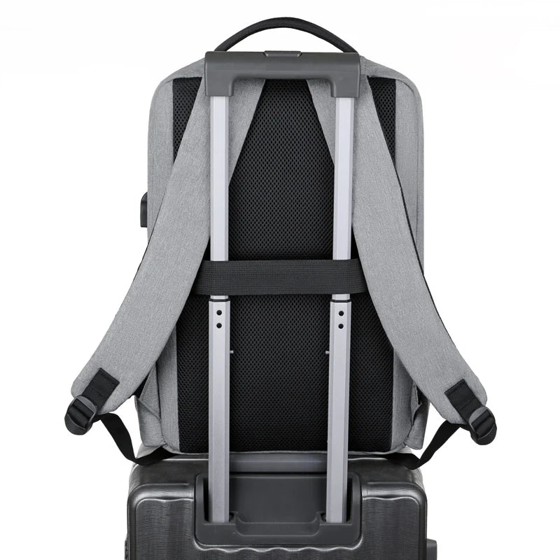 Sac à dos ordinateur sur une valise