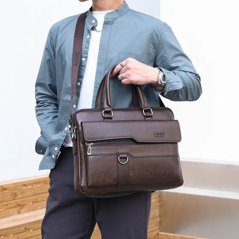 Homme tenant sac en cuir