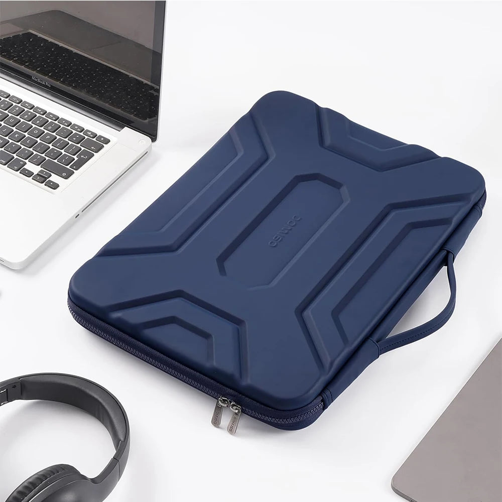 Housse ordinateur bleu posé sur une table