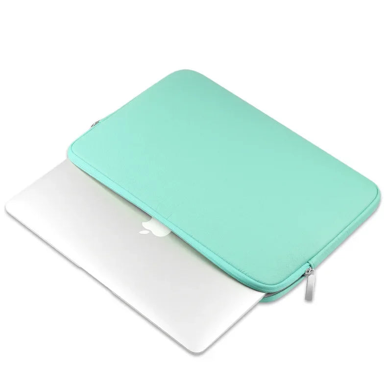 Une housse vert avec macbook de dans