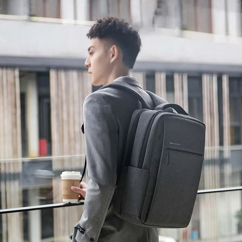 Homme avec sac ordinateur gris 