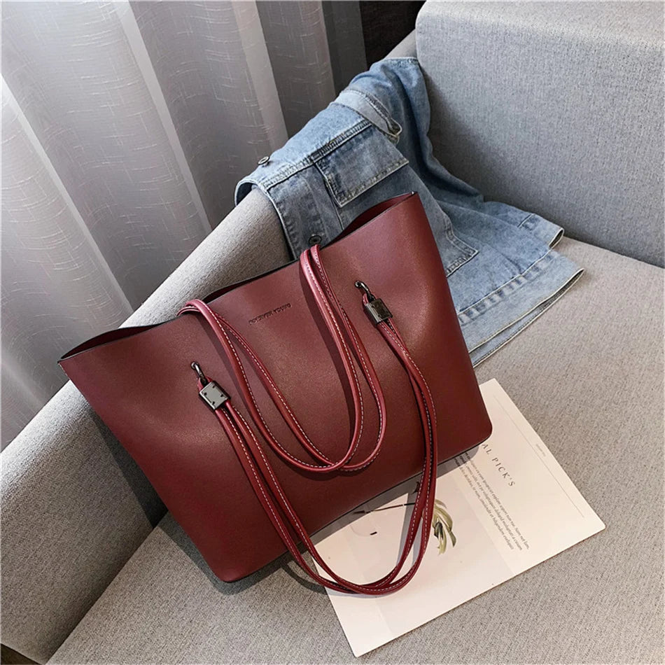 Sac de luxe pour femme sur fauteuil  